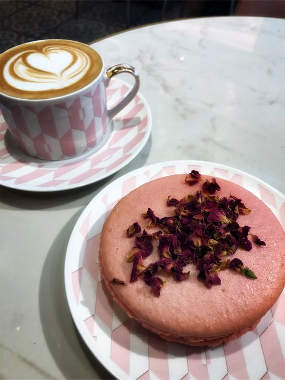 F'Roses cafes in Istanbul, flower, roses, large macaroons, coffee, and tea